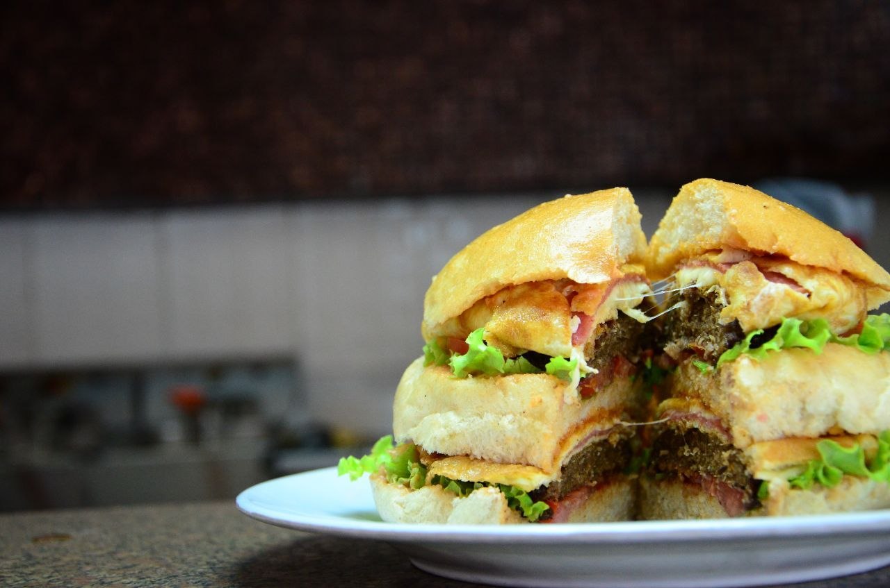 Ca'De Sandwich halved
